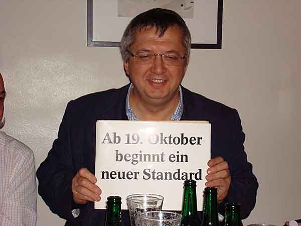 wir sind urgestein standard start up crew 1988 paul vecsei mit werbefolder aus 1988 in händen: ab 19. oktober beginnt einneuer standard