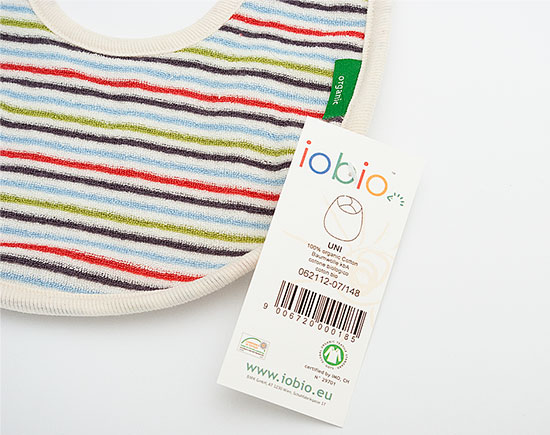 Brigitta Bernart-Skarek Graphikdesignerin Verpackungsdesign packaging design hangtag bekleidungsetiketten für die BMK Bekleidungslinie iobio